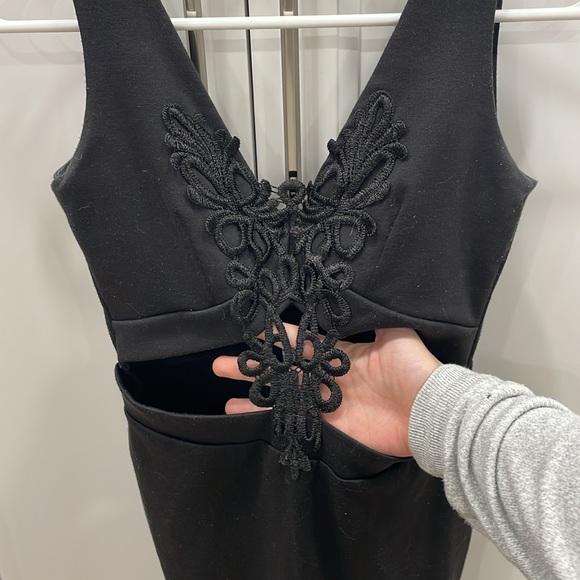 Black TOBI dress with open-detail in midsection. Super flattering! Low V-back. - Picture 2 of 5